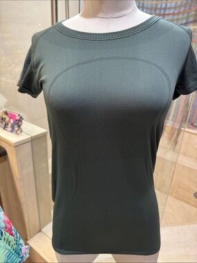 lululemon athletica Short Sleeve Seamless Tee in Olive
